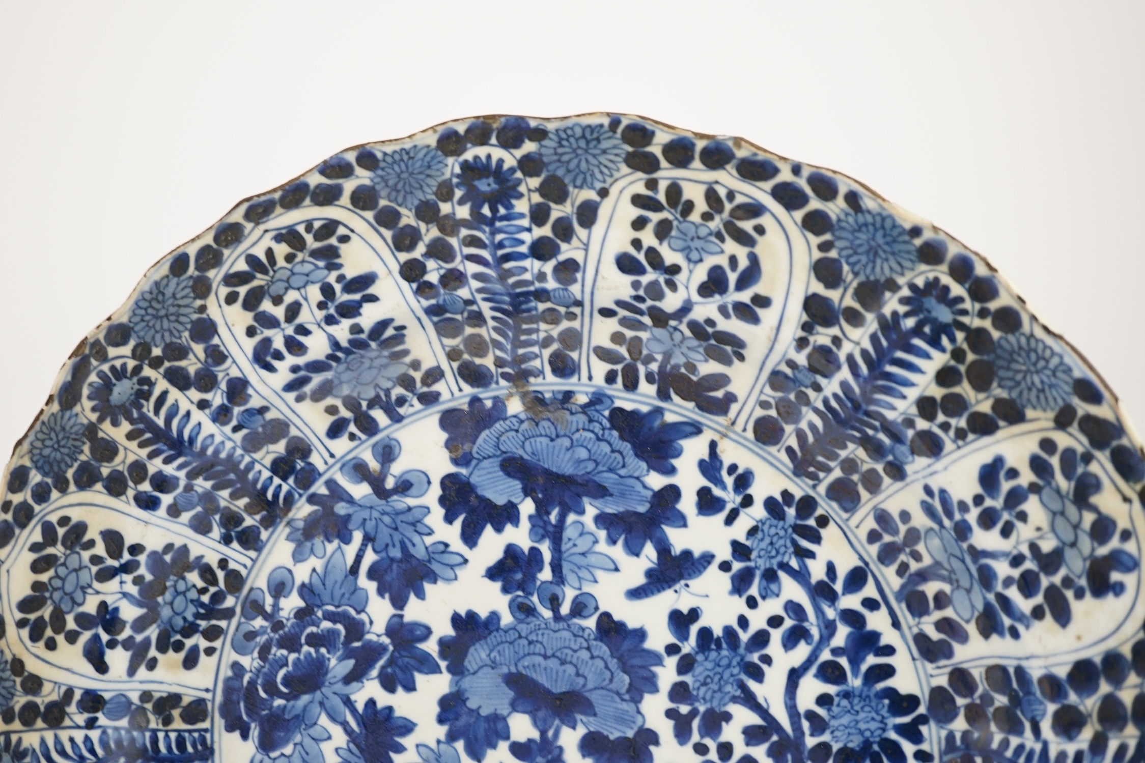 A pair of Chinese blue and white chargers, Kangxi period (1662-1722)